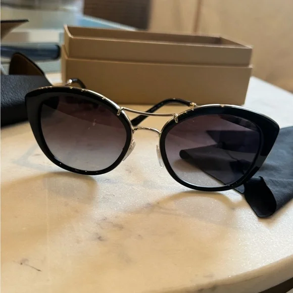 Burberry Black Sunglasses - Picture 3 of 10
